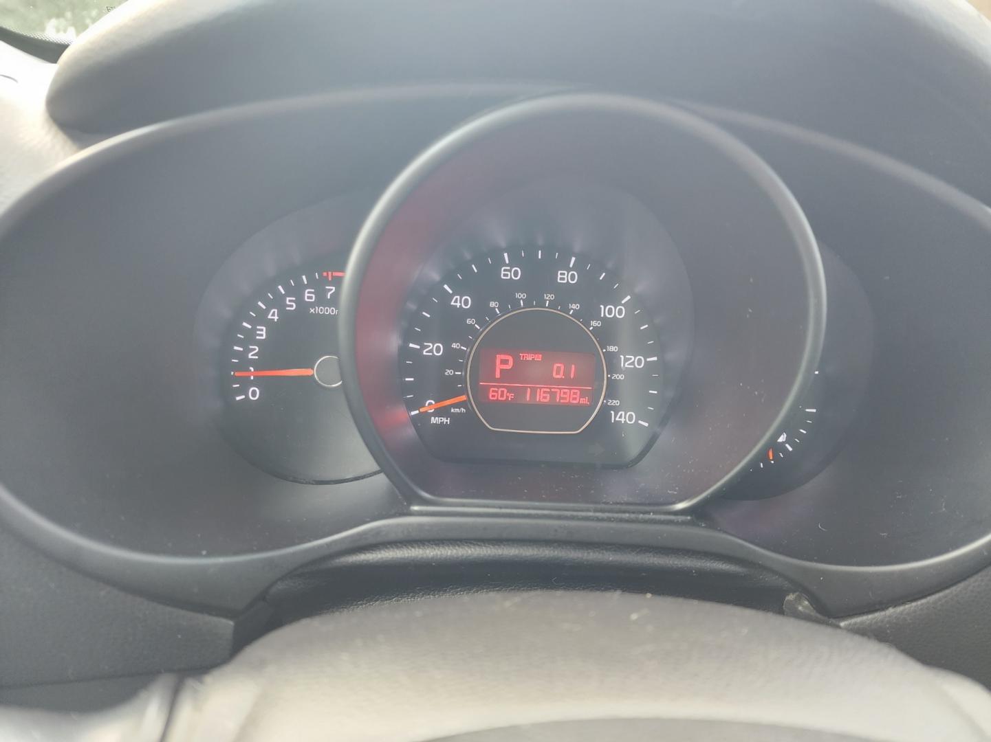 2016 WHITE /Black Kia Soul Base (KNDJN2A2XG7) with an 1.6 4cyl. engine, Automatic transmission, located at 1221 Madison St., Shelbyville, TN, 37160, (931) 680-9439, 0.000000, 0.000000 - Photo#7